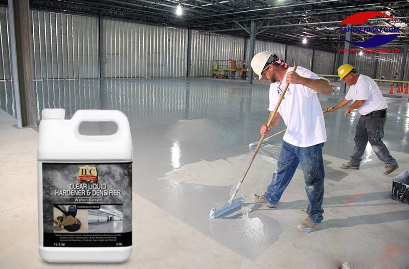 Phủ hóa chất tạo cứng sàn xi măng lên bề mặt